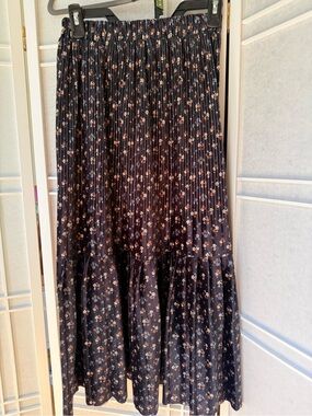 Women's Black Floral Pleated Midi Skirt